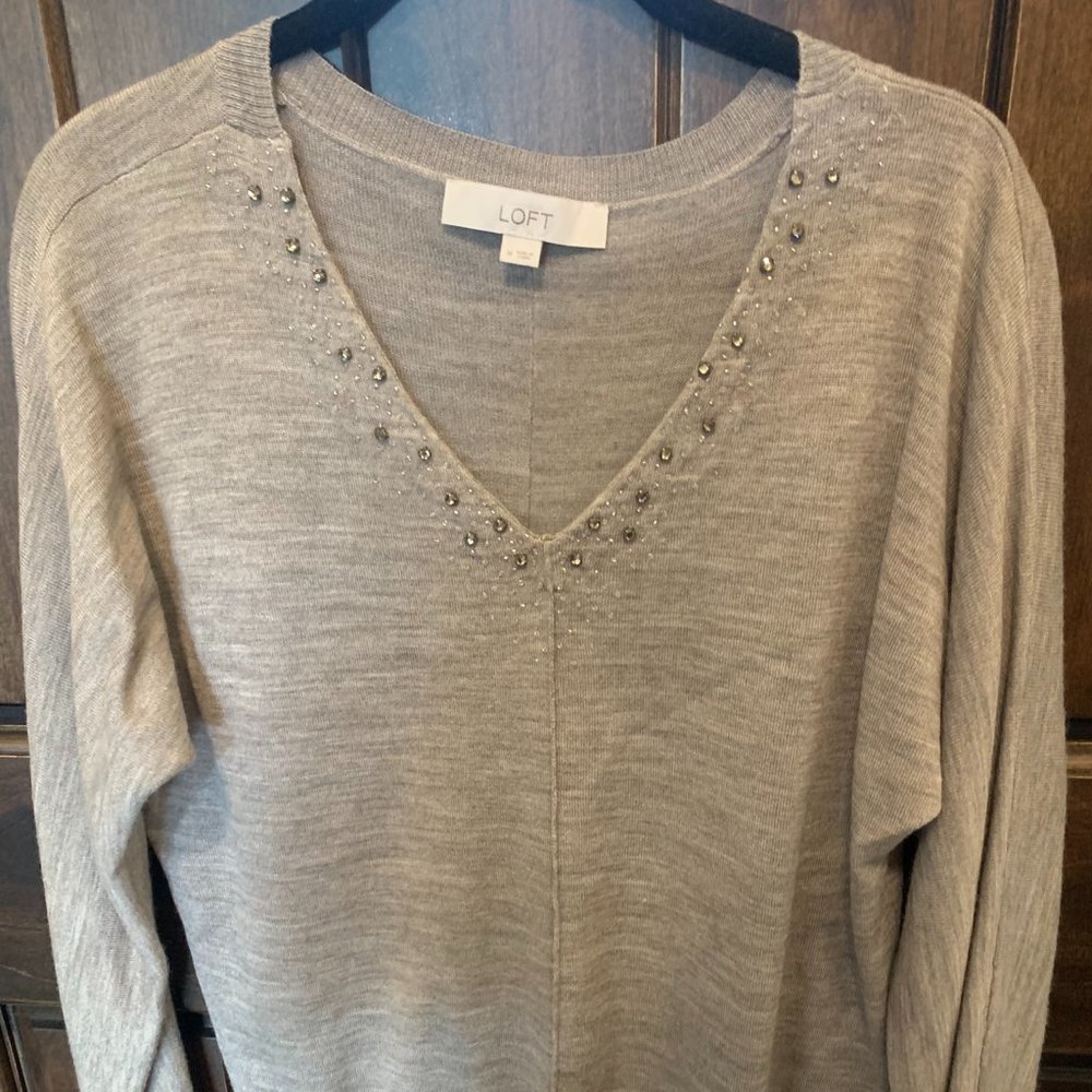 WOMEN'S LOFT HEATHER TAUPE LIGHTWEIGHT V-NECK SWEATER SIZE MEDIUM